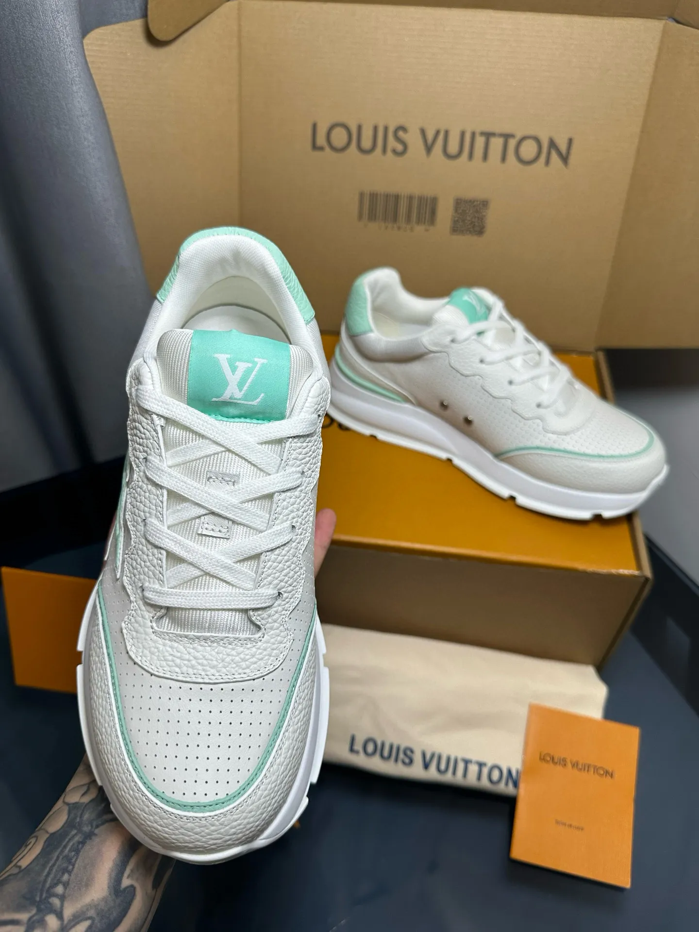 Factory price: 700💰🌈LV | Louis Vuitton 2025𝐬𝐬 🧡💚2025 spring and summer new style top version‼ ️The original version is the same. The counter focuses on the latest casual shoes and new hard goods🆕 ❥Purchasing agent level! Full of high-end feel! A popular model among bloggers at home and abroad, it’s retro and fashionable, and looks stunning on your feet! Wear a lot of happiness! The official website's main recommendation★ ━━━━━ ЅᏇєєt ━━━━━ ▪️Upper: Original custom-made imported calfskin fabric ▪️Inner: breathable gauze imported from Italy ▪️Outsole: rubber foam ➕t men's men's shoes 💰u high-end outsole ▪️Color: nine colors available ▪️Shoe size: 35-44, (45, 46 customized)